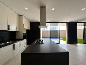 SE VENDE Casa nueva en bosque