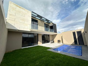 SE VENDE Casa nueva en bosque