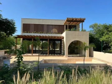 CASA EN VENTA  EN MERIDA LISTA PARA ENTREGA FRENTE AL CAMPO DE GOLF