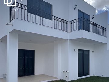 Casa en venta de 2 pisos, 4 recamaras con alberca y jacuzzi al norte de Mérida
