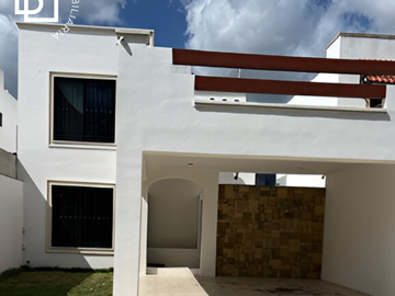 Casa en venta de 2 pisos, 4 recamaras con alberca y jacuzzi al norte de Mérida