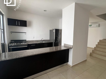 Casa en venta de 2 pisos, 4 recamaras con alberca y jacuzzi al norte de Mérida