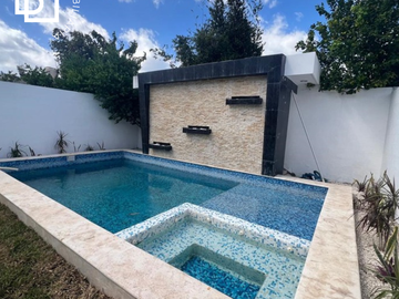 Casa en venta de 2 pisos, 4 recamaras con alberca y jacuzzi al norte de Mérida