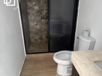 Casa en venta de 2 pisos, 4 recamaras con alberca y jacuzzi al norte de Mérida