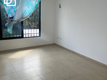 Casa en venta de 2 pisos, 4 recamaras con alberca y jacuzzi al norte de Mérida