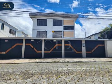 Casa rentera con 6 departamentos en Monteserrín