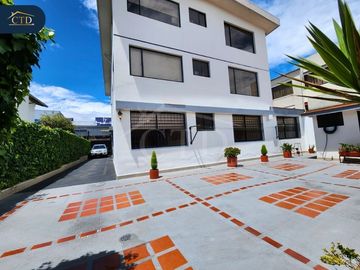 Casa rentera con 6 departamentos en Monteserrín
