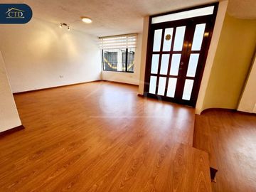 Casa rentera con 6 departamentos en Monteserrín