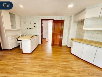 Casa rentera con 6 departamentos en Monteserrín