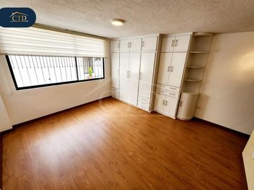 Casa rentera con 6 departamentos en Monteserrín