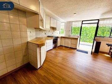Casa rentera con 6 departamentos en Monteserrín
