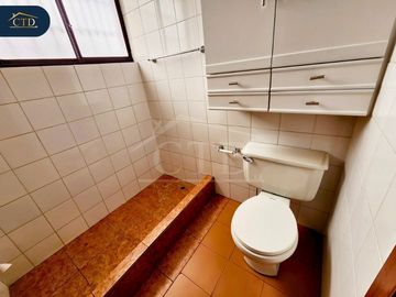 Casa rentera con 6 departamentos en Monteserrín