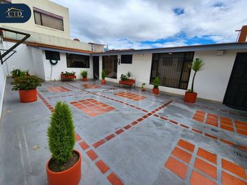 Casa rentera con 6 departamentos en Monteserrín