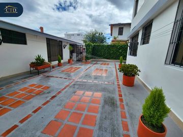 Casa rentera con 6 departamentos en Monteserrín