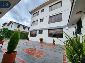 Casa rentera con 6 departamentos en Monteserrín