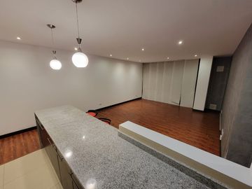 Venta de Departamento en lomas de Monteserrin de 90 Metros, Sector Monteserrin