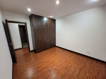 Venta de Departamento en lomas de Monteserrin de 90 Metros, Sector Monteserrin