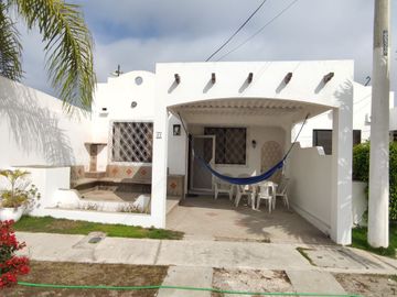 Salinas, casa de oportunidad, dentro de urbanización.