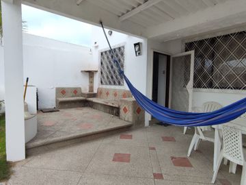Salinas, casa de oportunidad, dentro de urbanización.