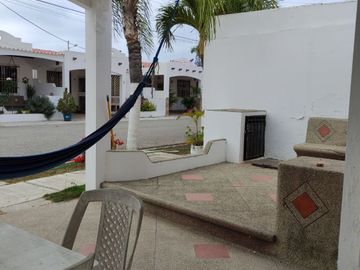 Salinas, casa de oportunidad, dentro de urbanización.