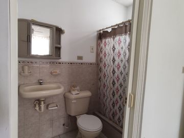 Salinas, casa de oportunidad, dentro de urbanización.