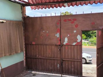 Vendo casa en  Cerro Colorado a pie de carretera