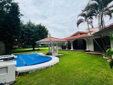 CASA CON GRAN JARDIN Y ACCESO DIRECTO AL CLUB DE GOLF