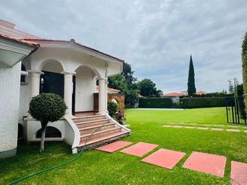 CASA CON GRAN JARDIN Y ACCESO DIRECTO AL CLUB DE GOLF