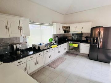 CASA CON GRAN JARDIN Y ACCESO DIRECTO AL CLUB DE GOLF