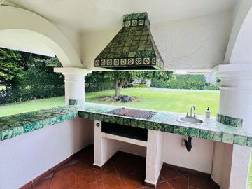 CASA CON GRAN JARDIN Y ACCESO DIRECTO AL CLUB DE GOLF