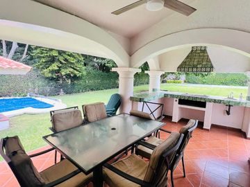 CASA CON GRAN JARDIN Y ACCESO DIRECTO AL CLUB DE GOLF
