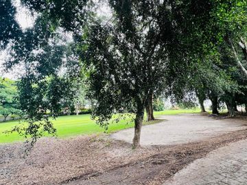 CASA CON GRAN JARDIN Y ACCESO DIRECTO AL CLUB DE GOLF