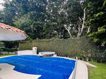 CASA CON GRAN JARDIN Y ACCESO DIRECTO AL CLUB DE GOLF