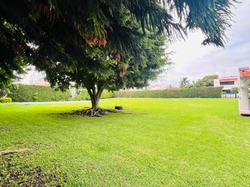 CASA CON GRAN JARDIN Y ACCESO DIRECTO AL CLUB DE GOLF