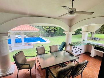 CASA CON GRAN JARDIN Y ACCESO DIRECTO AL CLUB DE GOLF