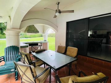 CASA CON GRAN JARDIN Y ACCESO DIRECTO AL CLUB DE GOLF