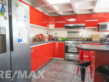 VENTA DE AMPLIO DUPLEX MAS AIRES EN SURCO RESIDENCIAL AC 202 M2