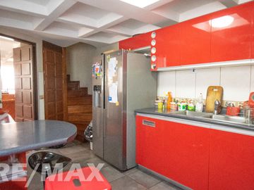 VENTA DE AMPLIO DUPLEX MAS AIRES EN SURCO RESIDENCIAL AC 202 M2