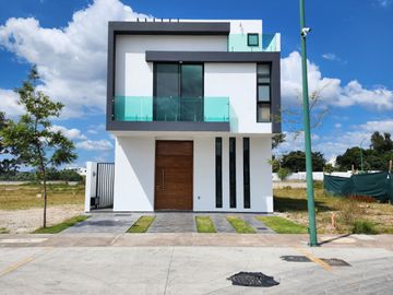 Casa nueva en venta en coto Nogal de Parques Vallarta Zapopan