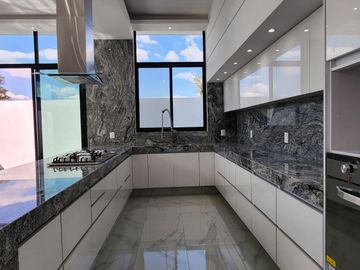 Casa nueva en venta en coto Nogal de Parques Vallarta Zapopan
