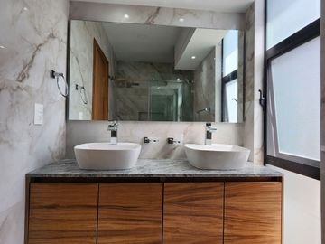 Casa nueva en venta en coto Nogal de Parques Vallarta Zapopan