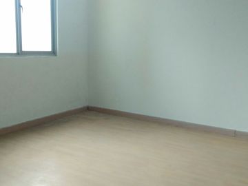 SEWA TAHUNAN HUNIAN KELAURGA Unfurnshed 3BR Waterplace Residence Surabaya Barat
