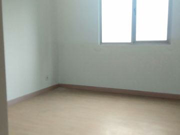 SEWA TAHUNAN HUNIAN KELAURGA Unfurnshed 3BR Waterplace Residence Surabaya Barat