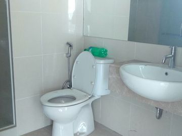 SEWA TAHUNAN HUNIAN KELAURGA Unfurnshed 3BR Waterplace Residence Surabaya Barat