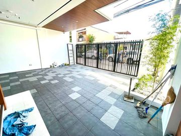 Spacious High Ceiling Living Area Brand New House and Lot For Sale Located in BF RESORT