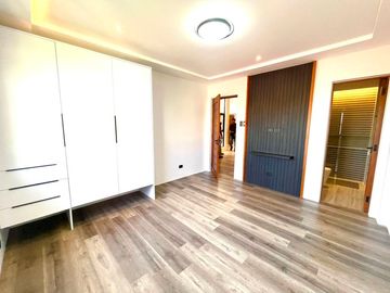Spacious High Ceiling Living Area Brand New House and Lot For Sale Located in BF RESORT