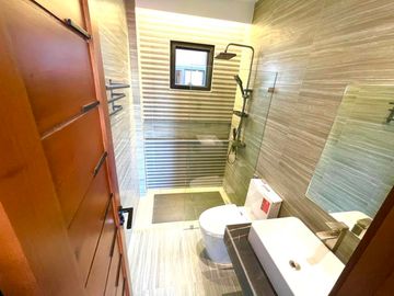 Spacious High Ceiling Living Area Brand New House and Lot For Sale Located in BF RESORT
