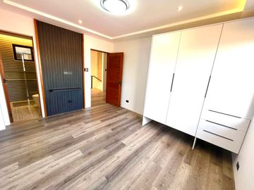 Spacious High Ceiling Living Area Brand New House and Lot For Sale Located in BF RESORT