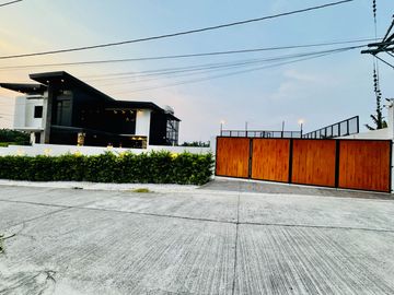 Modern 2Storey Fully Furnished Corner House and Lot for Sale in Tagaytay City