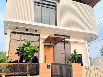 Modern 2Storey Fully Furnished Corner House and Lot for Sale in Tagaytay City